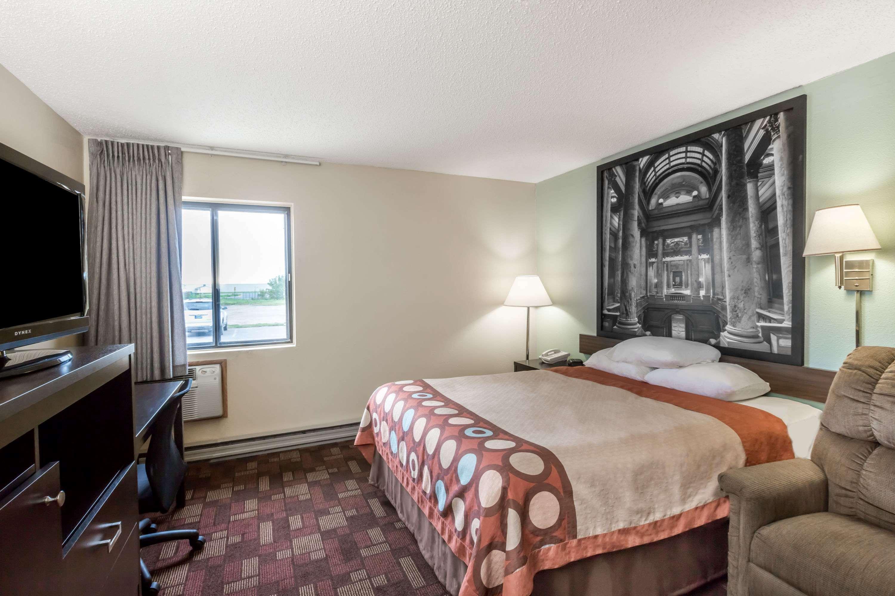 Super 8 By Wyndham Luverne Exterior photo